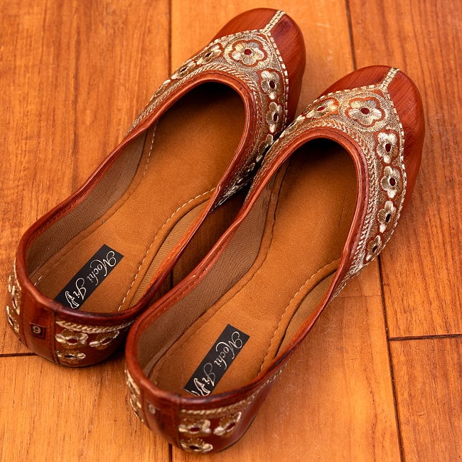 ゴージャス刺繍のマハラニフラットシューズ 7 - 上からの写真です