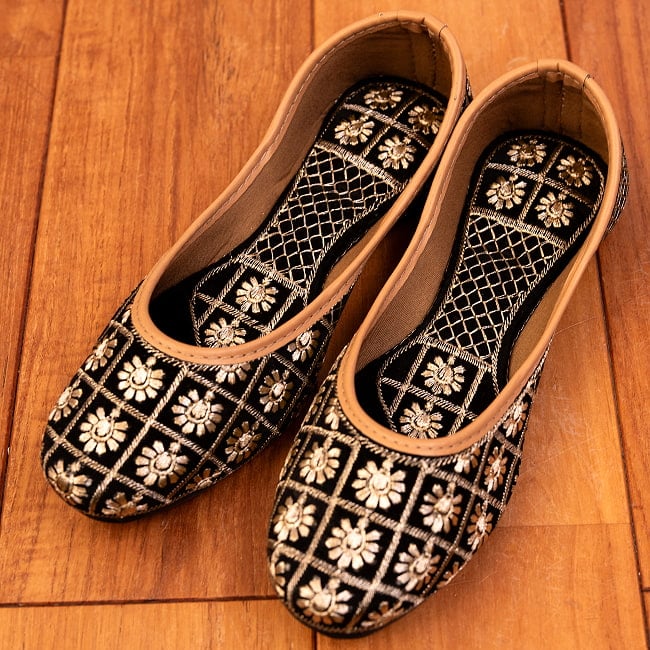 ゴージャス刺繍のマハラニフラットシューズ 2 - 全体写真です