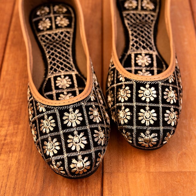 ゴージャス刺繍のマハラニフラットシューズ 4 - 別の角度から