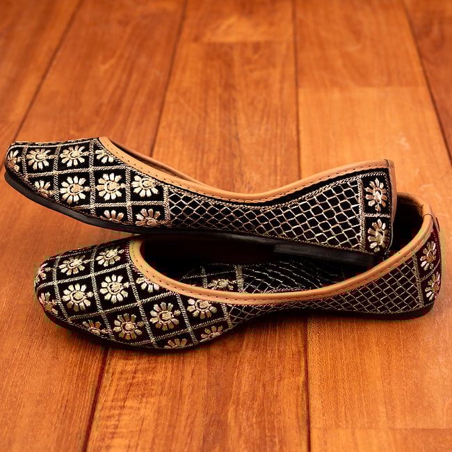 ゴージャス刺繍のマハラニフラットシューズ 5 - 横からの写真です