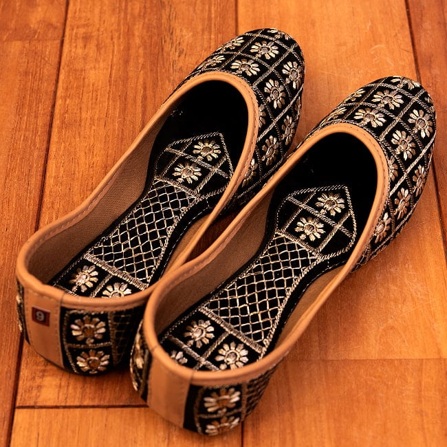 ゴージャス刺繍のマハラニフラットシューズ 7 - 上からの写真です