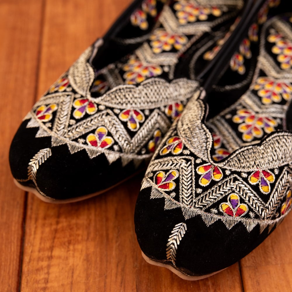 ゴージャス刺繍のマハラニフラットシューズ2枚目の説明写真です