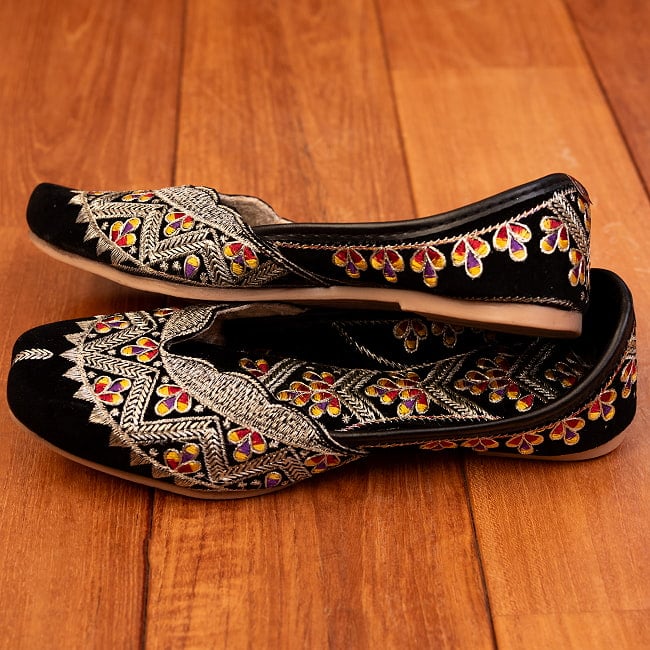 ゴージャス刺繍のマハラニフラットシューズ 5 - 横からの写真です