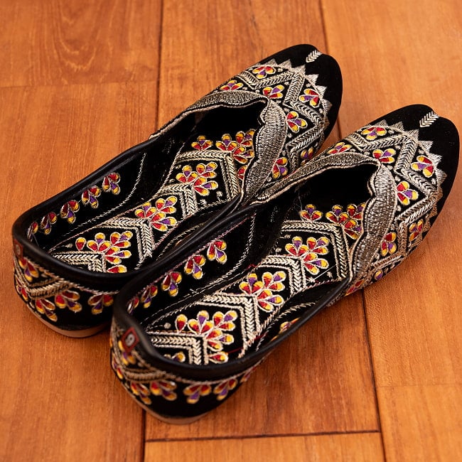 ゴージャス刺繍のマハラニフラットシューズ 7 - 上からの写真です