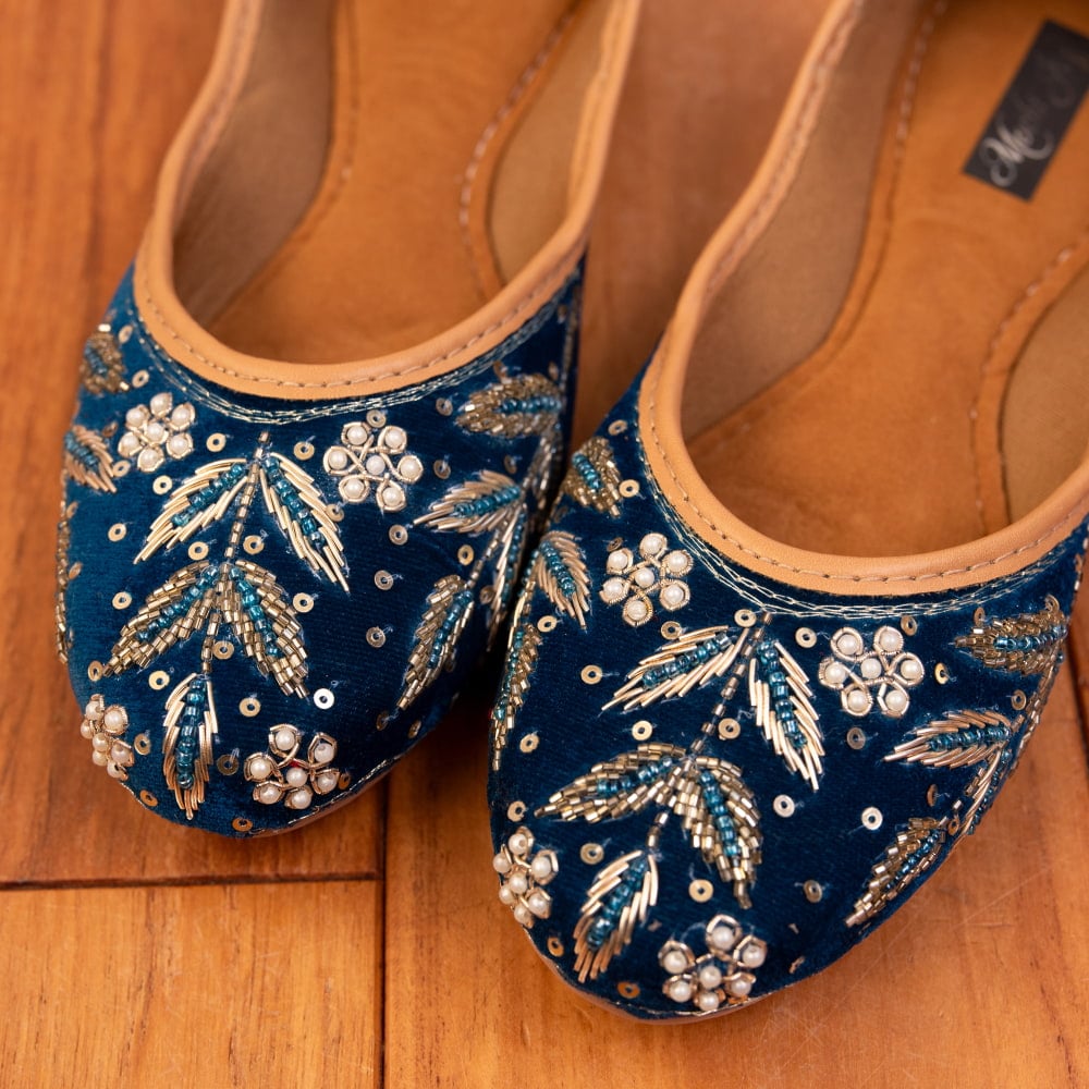 ゴージャス刺繍のマハラニフラットシューズ2枚目の説明写真です