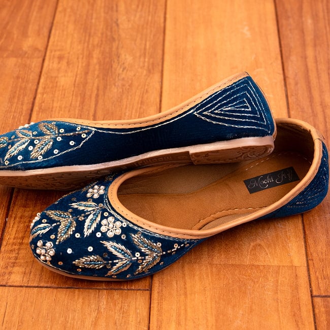 ゴージャス刺繍のマハラニフラットシューズ 5 - 横からの写真です