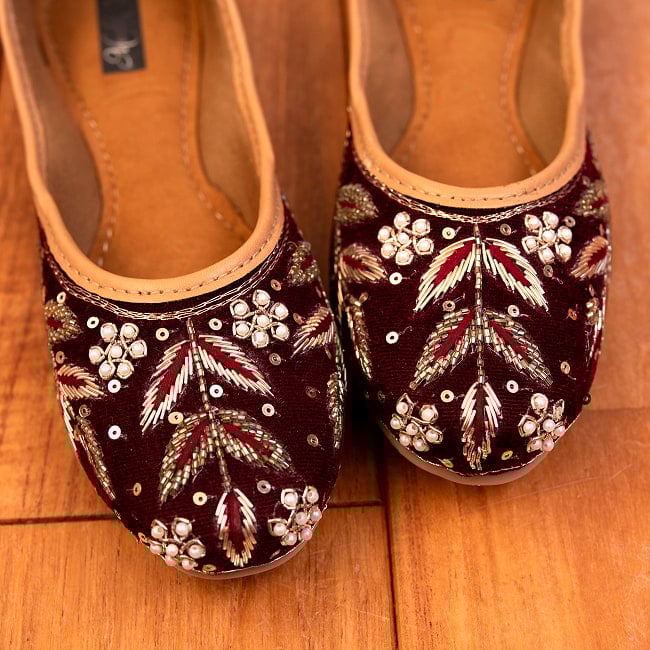 ゴージャス刺繍のマハラニフラットシューズ 4 - 別の角度から