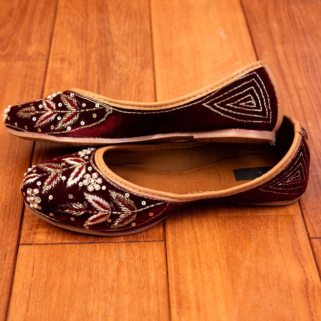ゴージャス刺繍のマハラニフラットシューズ 5 - 横からの写真です