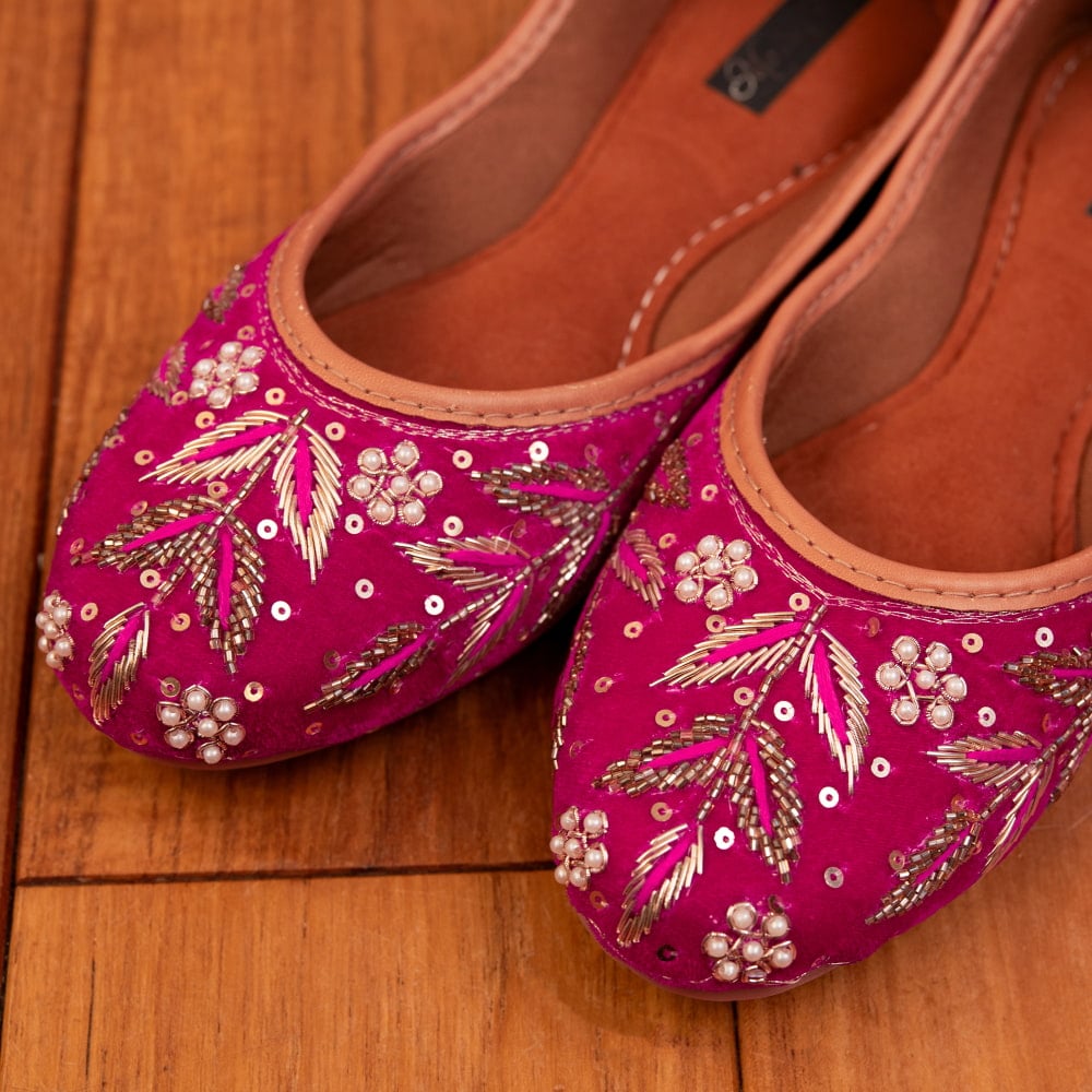 ゴージャス刺繍のマハラニフラットシューズ2枚目の説明写真です