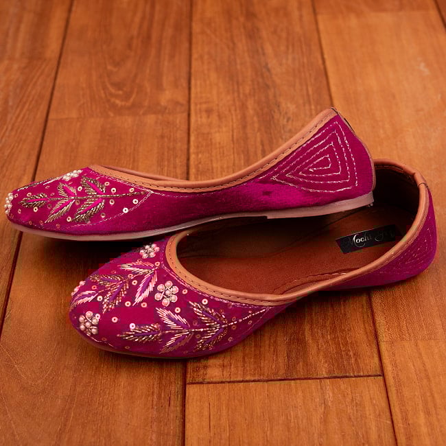 ゴージャス刺繍のマハラニフラットシューズ 5 - 横からの写真です