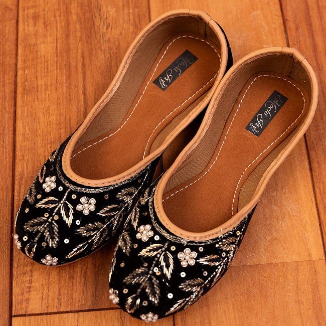 ゴージャス刺繍のマハラニフラットシューズ 2 - 全体写真です