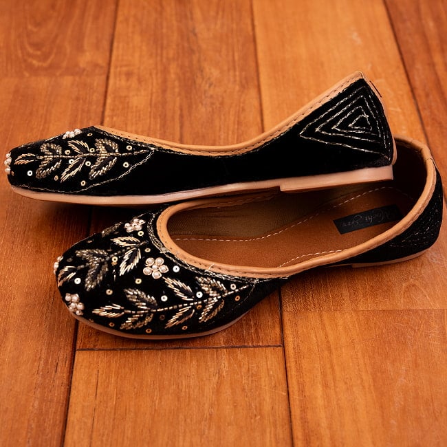 ゴージャス刺繍のマハラニフラットシューズ 5 - 横からの写真です