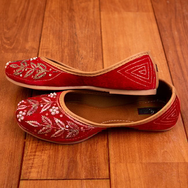 ゴージャス刺繍のマハラニフラットシューズ 5 - 横からの写真です