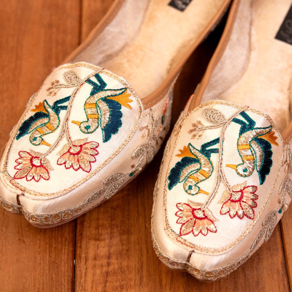 ゴージャス刺繍のマハラニフラットシューズ2枚目の説明写真です