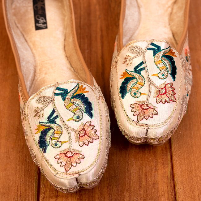ゴージャス刺繍のマハラニフラットシューズ 4 - 別の角度から