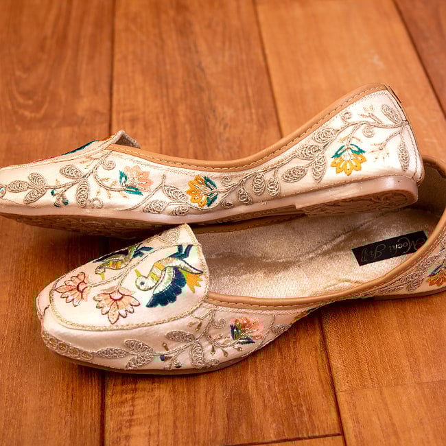 ゴージャス刺繍のマハラニフラットシューズ 5 - 横からの写真です