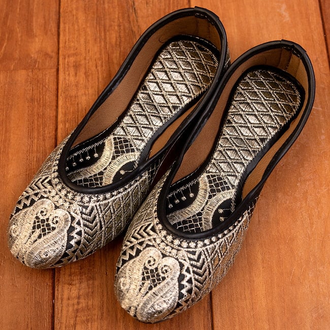 ゴージャス刺繍のマハラニフラットシューズ 2 - 全体写真です