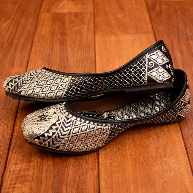 ゴージャス刺繍のマハラニフラットシューズ 5 - 横からの写真です