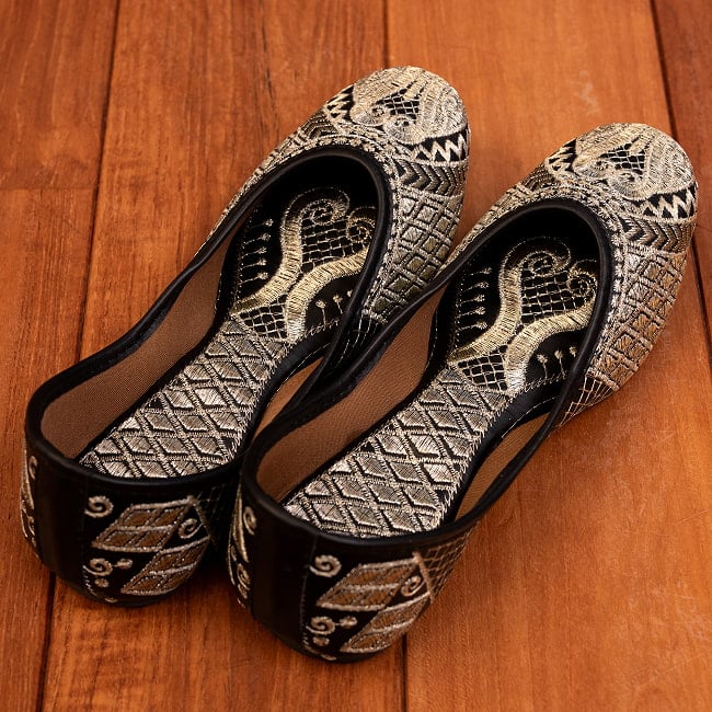 ゴージャス刺繍のマハラニフラットシューズ 7 - 上からの写真です