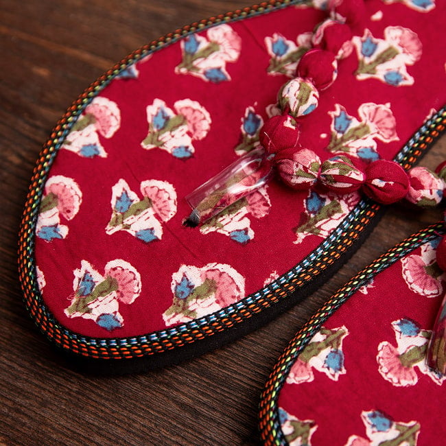 木版染めで足元まで可愛い インドの編上げサンダル - レッド 4 - 別の角度から