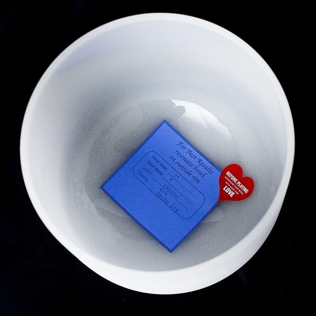 【A音程】第6チャクラ(3rd Eye)クリスタルシンギングボウル 直径18cm 3 - フチの部分をマレットで擦ることで大きな倍音が空間を満たしていきます。