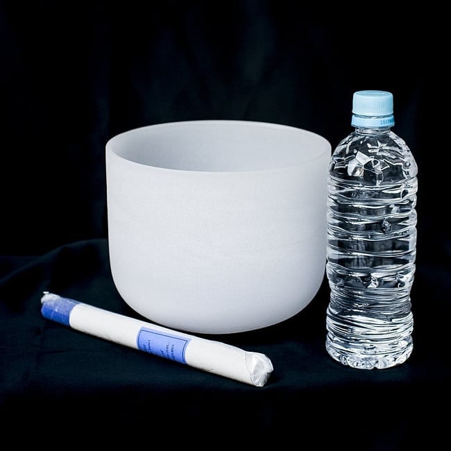 【A音程】第6チャクラ（3rd Eye）クリスタルシンギングボウル 直径18cm 6 - 一般的な500mlのペットボトルとの比較です。一般的なシンギングボウルと比べると、サイズは大きいです。