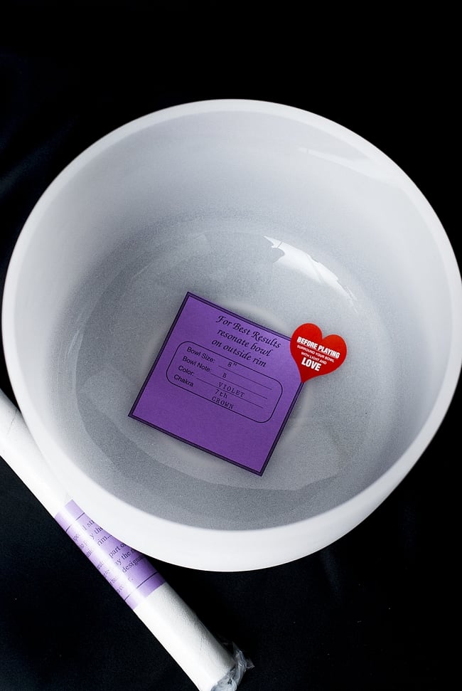 【B音程】第7チャクラ(crown)クリスタルシンギングボウル 直径20.5cm 3 - フチの部分をマレットで擦ることで大きな倍音が空間を満たしていきます。