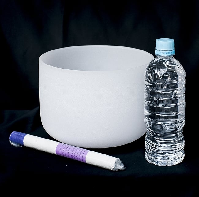 【B音程】第7チャクラ（crown）クリスタルシンギングボウル 直径20.5cm 6 - 一般的な500mlのペットボトルとの比較です。一般的なシンギングボウルと比べると、サイズは大きいです。
