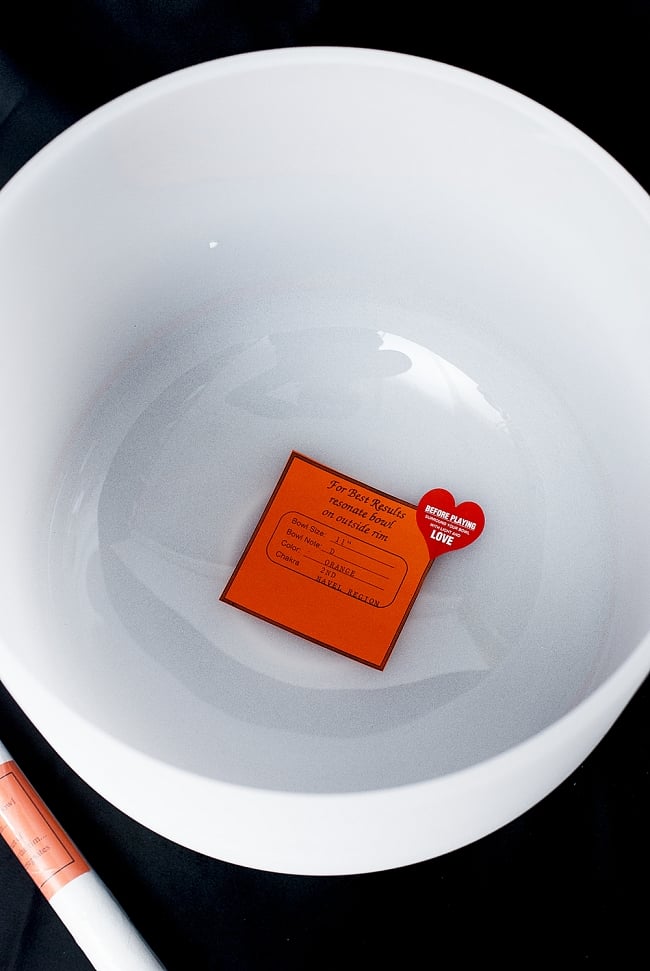 【D音程】第2チャクラ（navel retion）クリスタルシンギングボウル 直径28.5cm 3 - フチの部分をマレットで擦ることで大きな倍音が空間を満たしていきます。