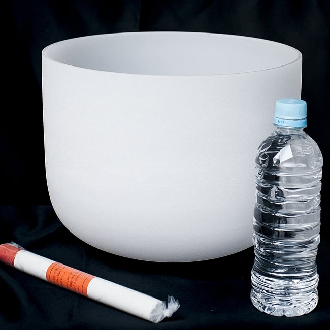 【D音程】第2チャクラ（navel retion）クリスタルシンギングボウル 直径28.5cm 6 - 一般的な500mlのペットボトルとの比較です。一般的なシンギングボウルと比べると、サイズは大きいです。