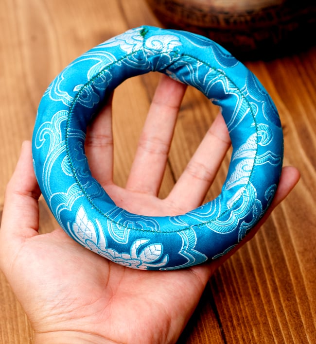 シンギングボウル用マット(11-12cm) 6 - 手に持ってみました。