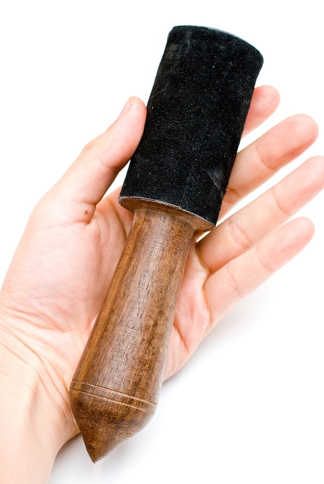 シンギングボウルスティック - レザーフェルト長さ20cm x 直径4cm程度 5 - 手に取るとこれくらいの大きさです。