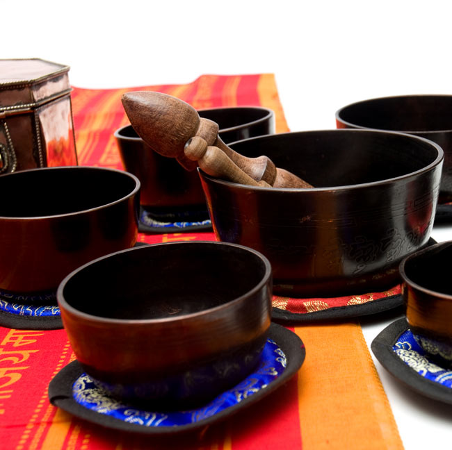 通常品・一点物】チベタン シンギングボール 7ボウルセット 飾り箱付き