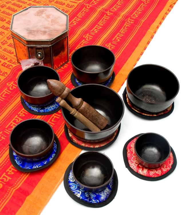 通常品・一点物】チベタン シンギングボール 7ボウルセット 飾り箱付き