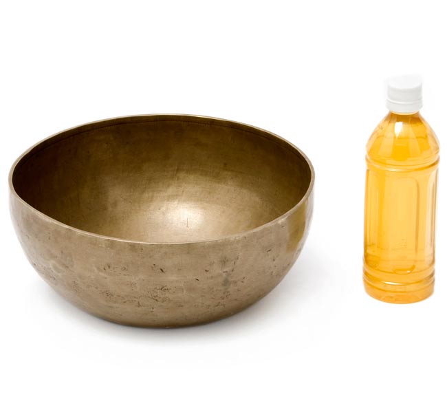 アンティックシンギングボウル 1982g(スティック付属) 2 - サイズ感を分かりやすくする為、ペットボトルを並べて撮影してみました。