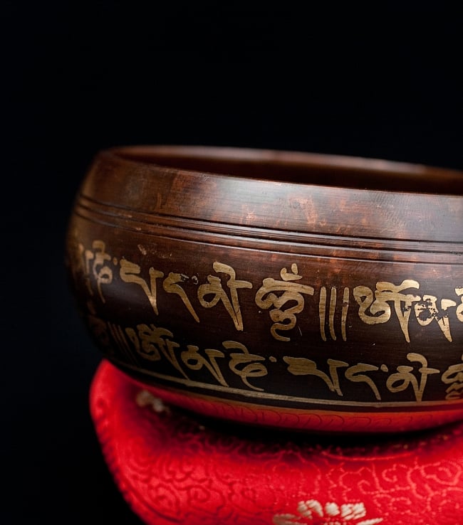 【一点物】チベタンシンギングボウル【音階:F】 354g(スティック付属) 2 - 縁の部分の拡大写真です。