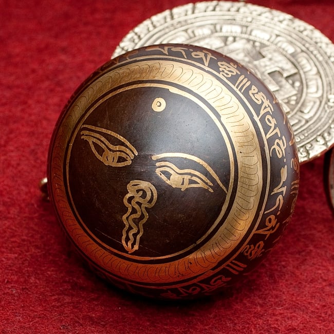 【一点物】チベタンシンギングボウル【音階:F】 354g(スティック付属) 4 - 裏側の写真です。こちらにも丁寧に装飾が施されております。