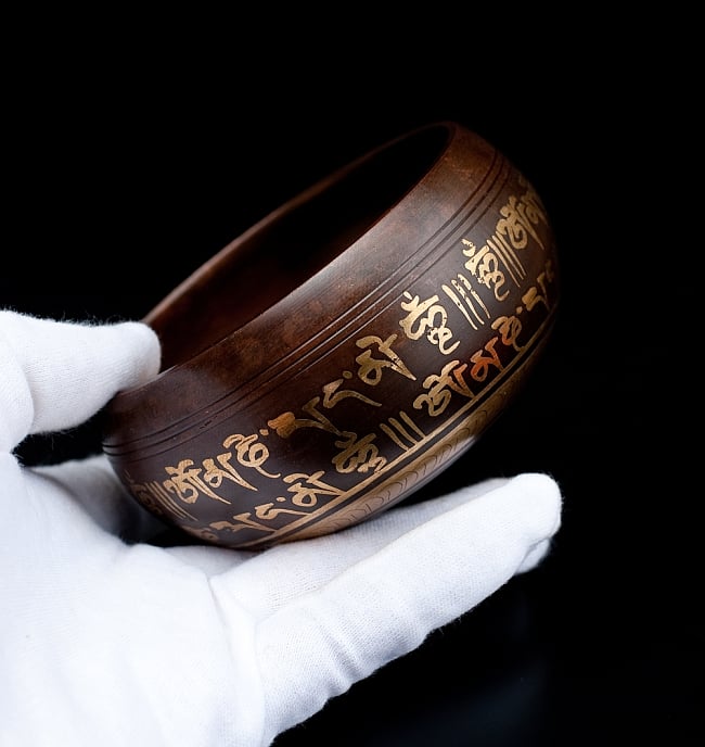 【一点物】チベタンシンギングボウル【音階:F】 354g(スティック付属) 5 - サイズを感じていただく為、手に持ってみました。