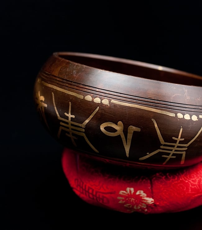 【一点物】チベタンシンギングボウル【音階:E】 424g(スティック付属) 2 - 縁の部分の拡大写真です。