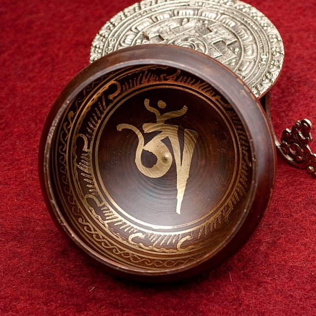 【一点物】チベタンシンギングボウル【音階:E】 424g(スティック付属) 3 - 上からの撮影となります。