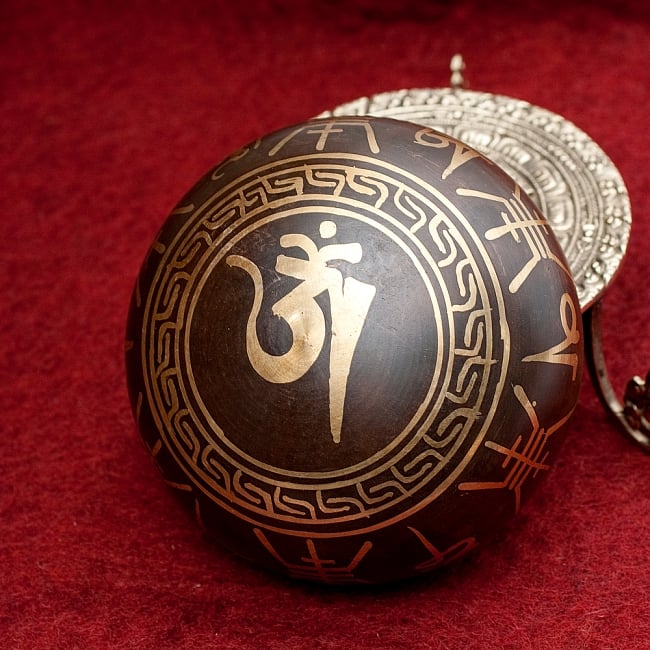 【一点物】チベタンシンギングボウル【音階:E】 424g(スティック付属) 4 - 裏側の写真です。こちらにも丁寧に装飾が施されております。