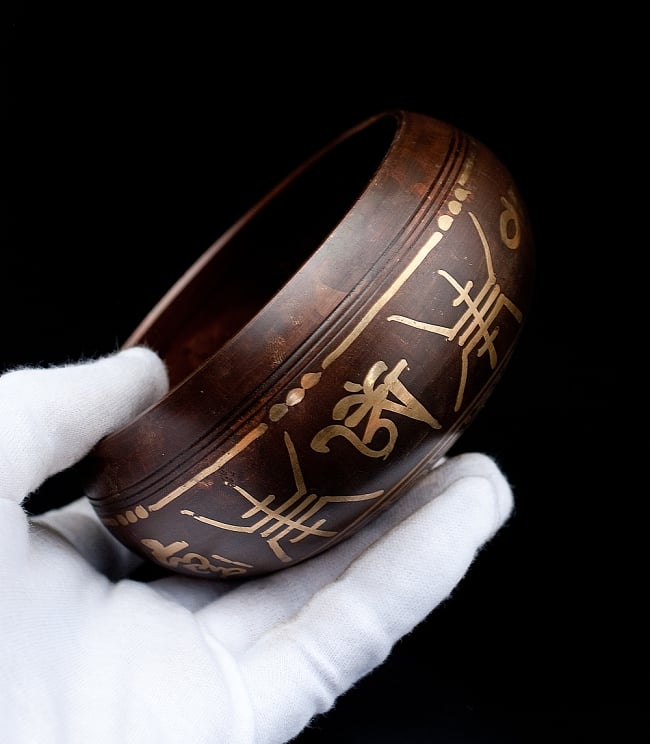 【一点物】チベタンシンギングボウル【音階:E】 424g(スティック付属) 5 - サイズを感じていただく為、手に持ってみました。