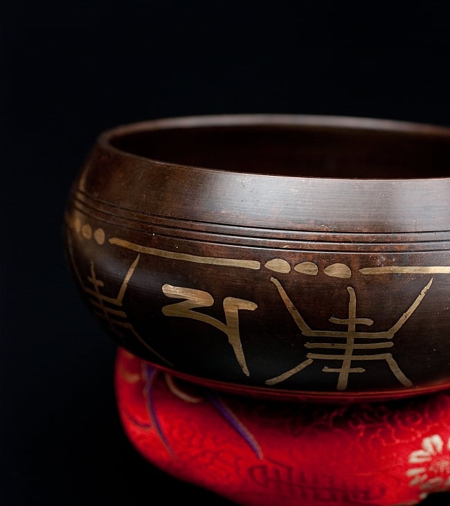 【一点物】チベタンシンギングボウル【音階:F】 440g(スティック付属) 2 - 縁の部分の拡大写真です。