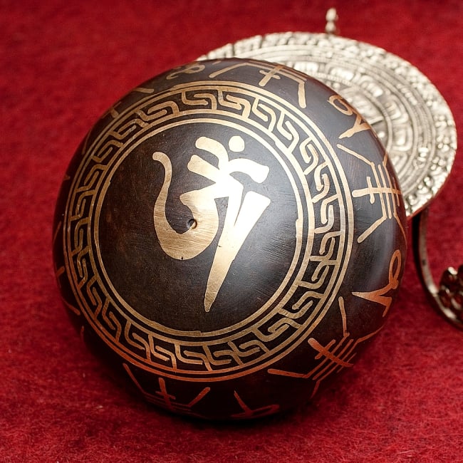 【一点物】チベタンシンギングボウル【音階:F】 440g(スティック付属) 4 - 裏側の写真です。こちらにも丁寧に装飾が施されております。