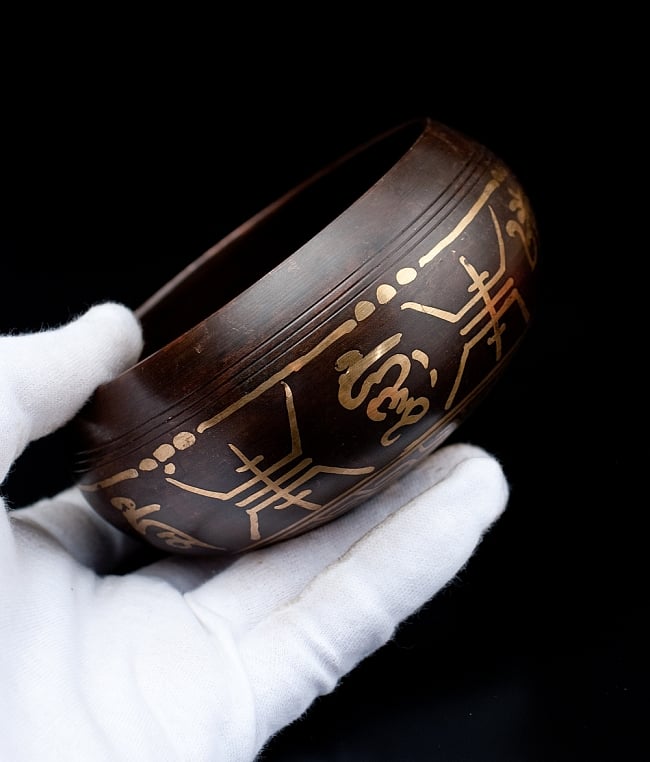 【一点物】チベタンシンギングボウル【音階:F】 440g(スティック付属) 5 - サイズを感じていただく為、手に持ってみました。