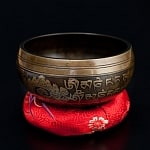 【一点物】手彫り文様入りチベタンシンギングボウル【音階:F#】 446g(スティック付属)の商品写真