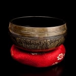 【一点物】手彫り文様入りチベタンシンギングボウル【音階:F】 438g(スティック付属)の商品写真