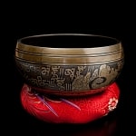 【一点物】手彫り文様入りチベタンシンギングボウル【音階:F#】 462g(スティック付属)の商品写真