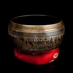 【一点物】手彫り文様入りチベタンシンギングボウル【音階:D#】 630g(スティック付属)の商品写真