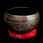 【一点物】手彫り文様入りチベタンシンギングボウル【音階:D#】 654g(スティック付属)の商品写真